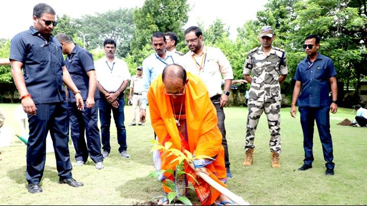 मुख्यमंत्री श्री शिवराज सिंह चौहान ने ओंकारेश्वर में किया पौध-रोपण